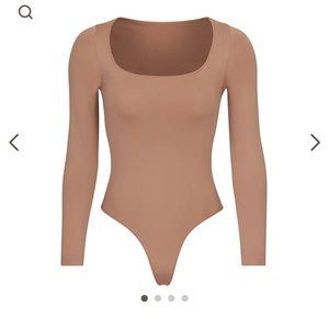 ESSENTIAL LONG SLEEVE SCOOP NECK BODYSUIT